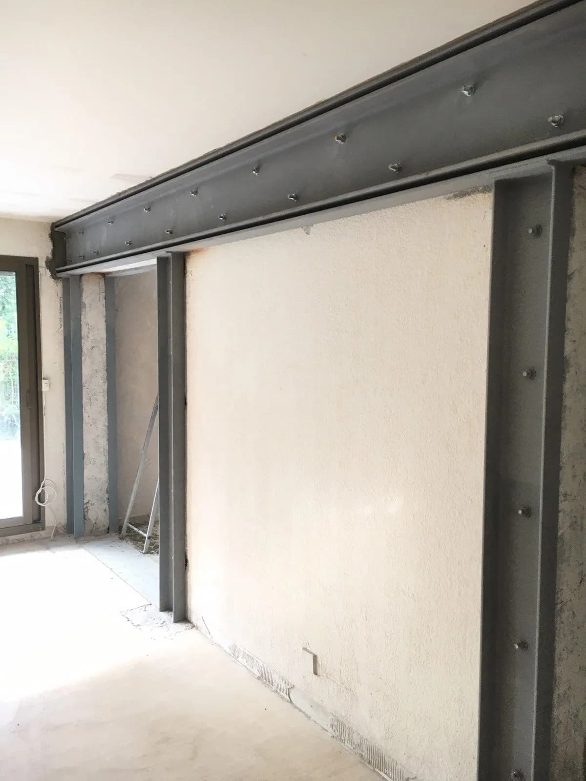 Chantier IPB en cours — étaiement et pose de poutre sur ouverture de mur porteur