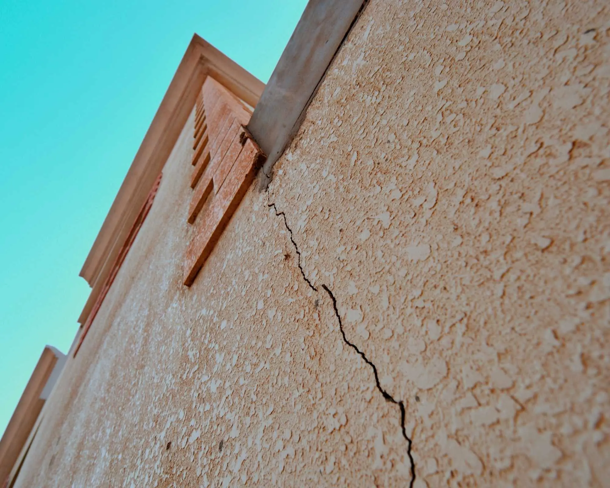 Fissure verticale traitée par agrafage structurel sur façade — chantier IPB en Haute-Garonne