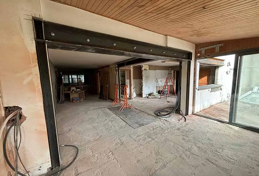 Ouverture de mur porteur en cours sur un chantier IPB à Toulouse — pose d'une poutre IPN par les équipes