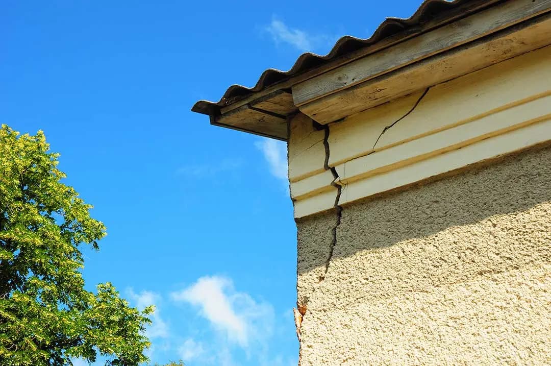 Fissure oblique sur la façade d’une maison