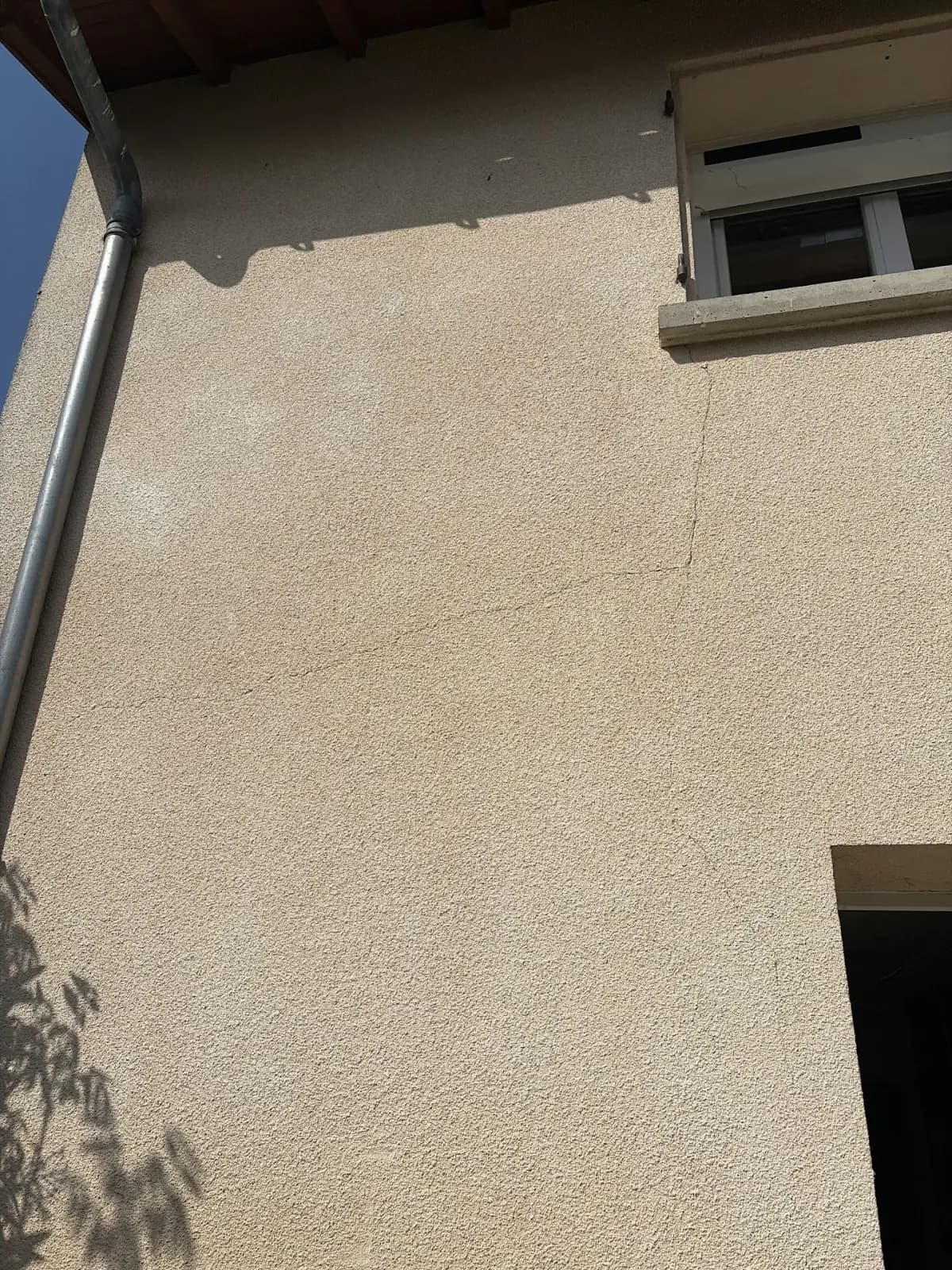 Fissure structurelle observée sur une maison en Occitanie — diagnostic IPB