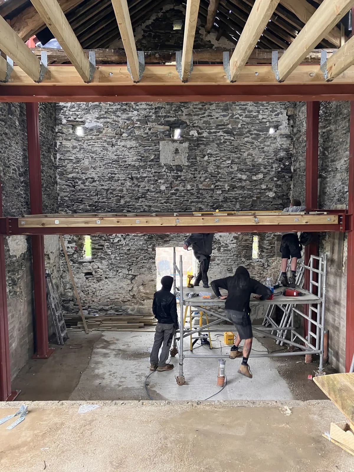 Ouverture structurelle dans une grange réhabilitée en plateau — chantier IPB